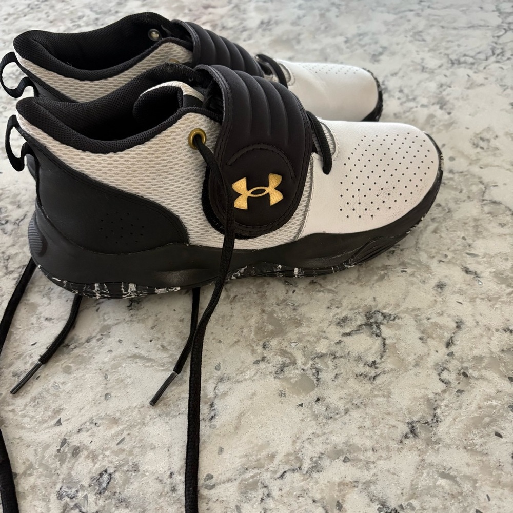 Under Armour GS Zone Basketball Sneakers